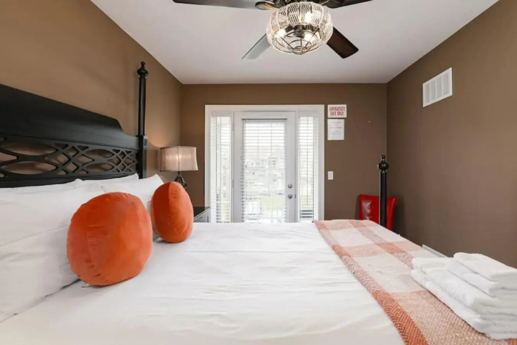 Exceptional 3 BDRM Townhome - 4 Seasons Rental