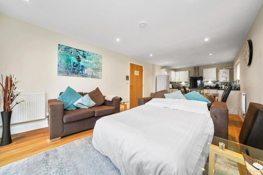London Heathrow Living Serviced Apartments- Apt 12