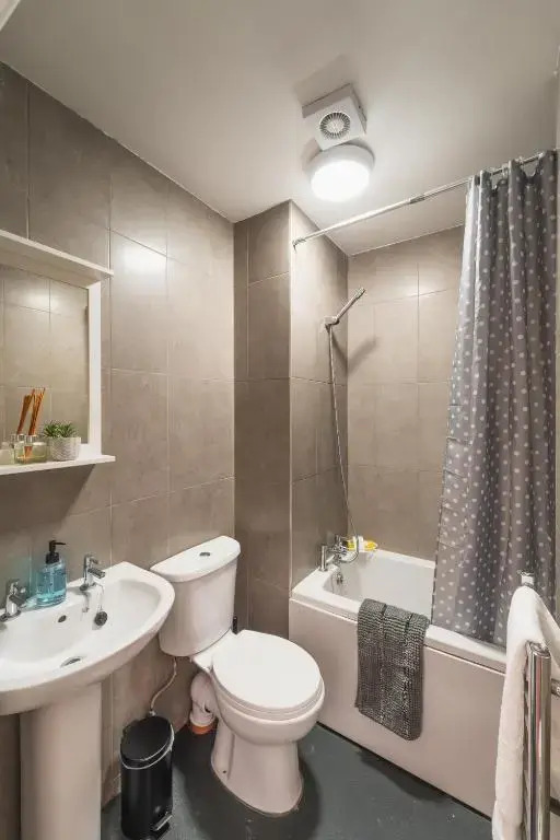 Lovely 2 beds -Ground Floor Apartment - free parking ,wifi - Southampton.