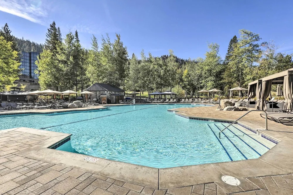 6 Mi to Lake Tahoe: Everline Resort Retreat!