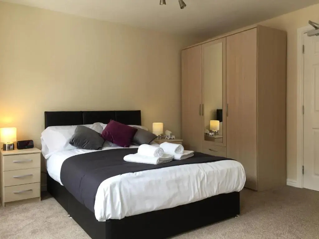 6-bedroom Contractor House with 6 bathrooms, Free WiFi and Parking - Kennedy House by Your Lettings Peterborough