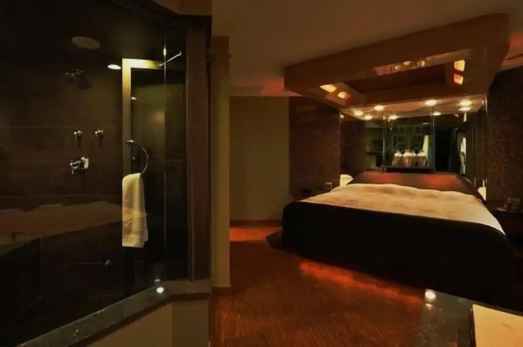 The Champagne Lodge & Luxury Suites