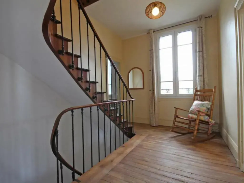 Maison de maître 19ème siècle avec grand parc et 5 chambres, tout inclus, à LAigle - FR-1-497-57