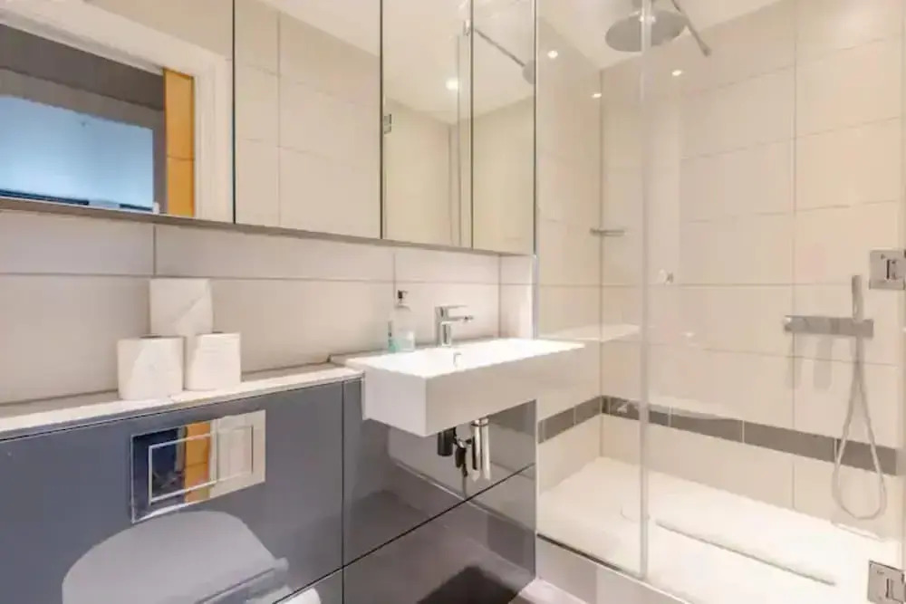 Chic 1BD Flat W/patio - 2 Mins From Baron's Court!