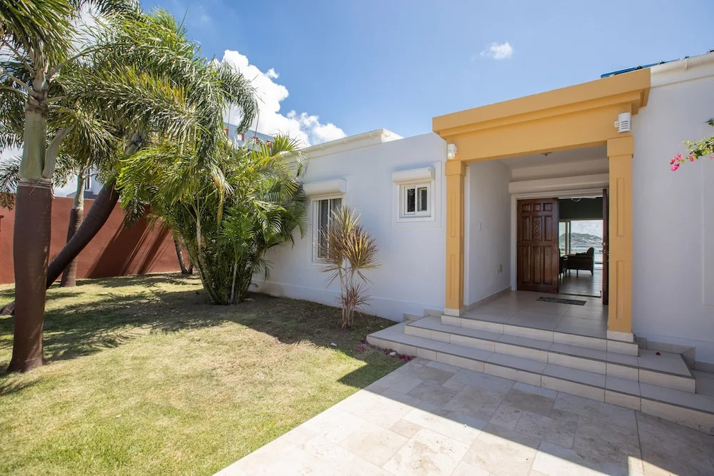 Charming 3-Bed Villa in Maho