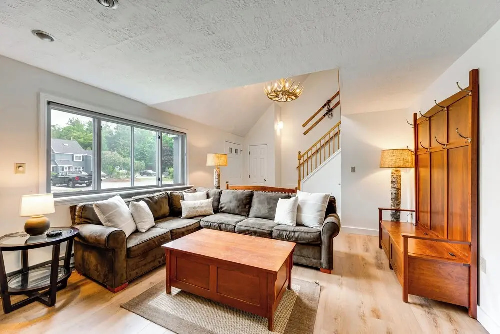 Condo w/ Deck & Grill < 5 Miles to Loon Mountain!