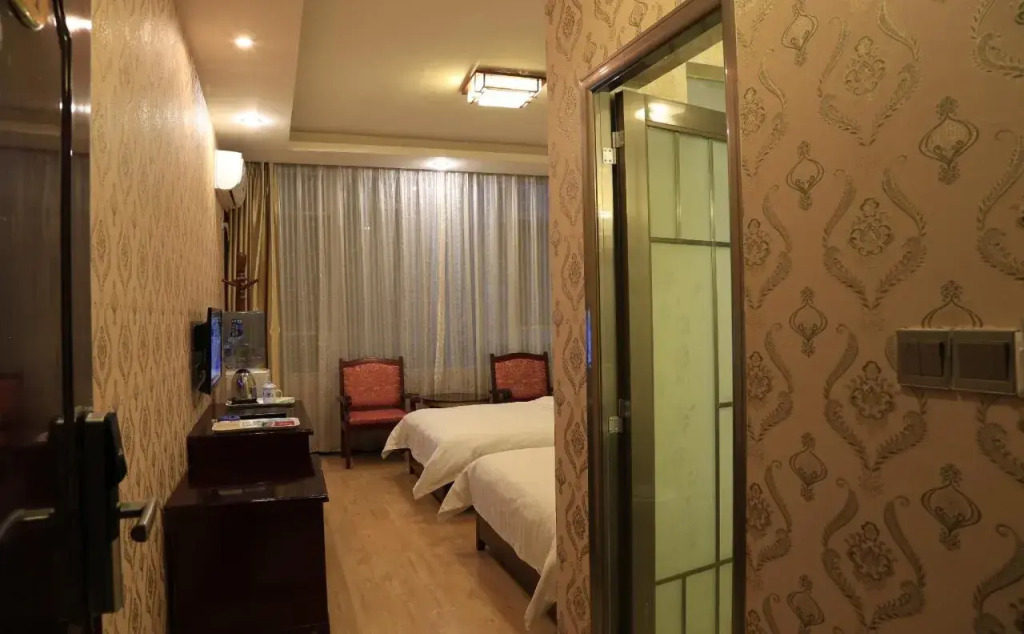 Happy Hotel