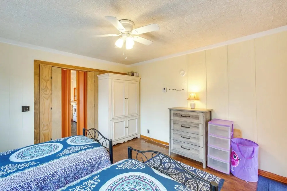 Dog-friendly Newland Cabin w/ Deck + Lake Access!