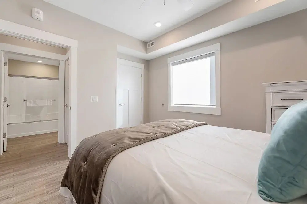 539 Bay St. Lake View Condo Unit 304E