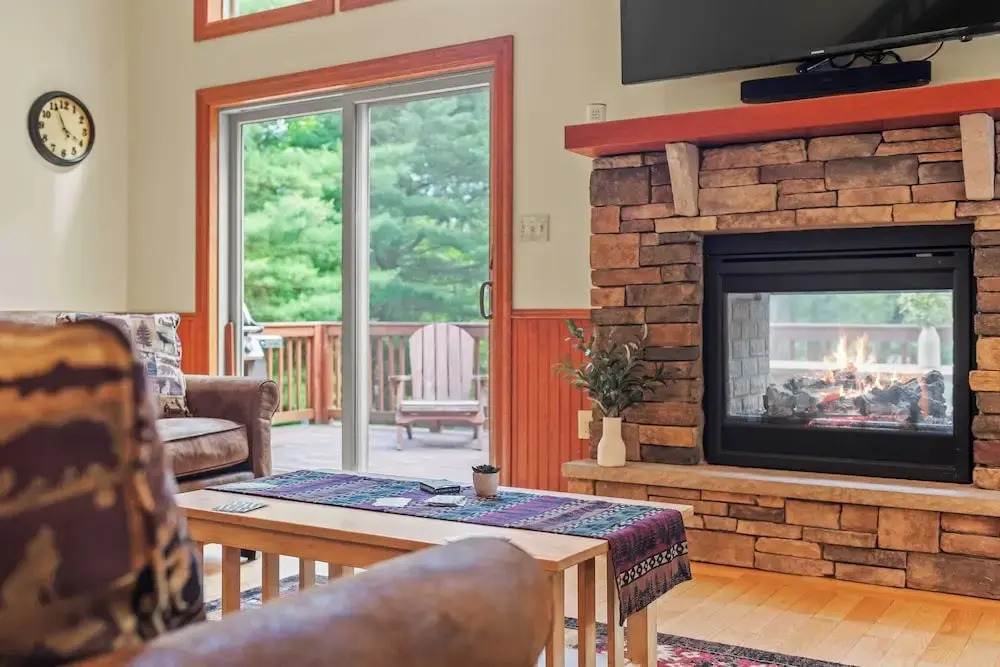 Bear Paw Lodge by Avantstay Hot Tub, Deck, & Fire Pit