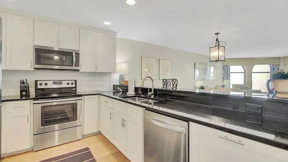 417 Seascape by Avantstay Beachfront Condo w/ Communal Pool Access