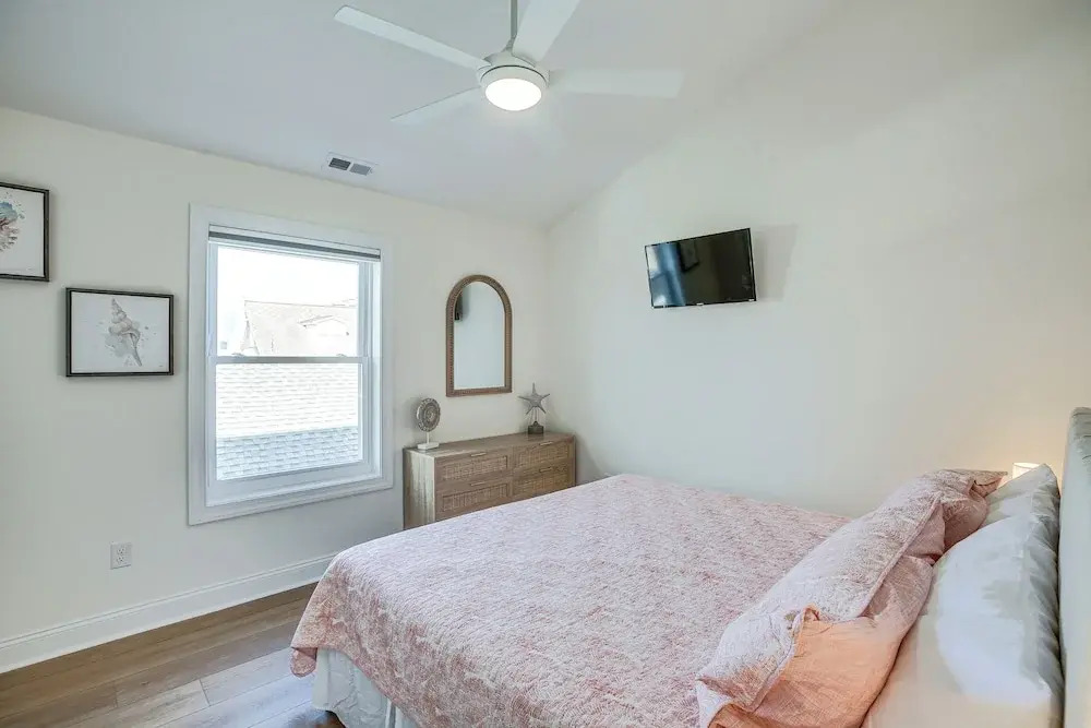 Spacious Wildwood Condo: Walk to Beach!