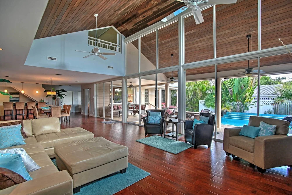 Walk to Beach! Poolside Oasis in Pompano