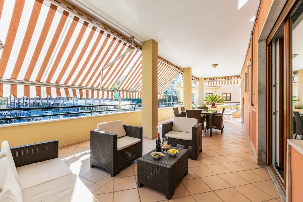 Modern spacious apartment with terrace, balconies, solarium & gym