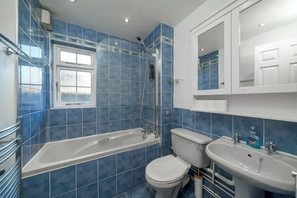 Crawley Stainer 1-bedroom With Parking and Garden