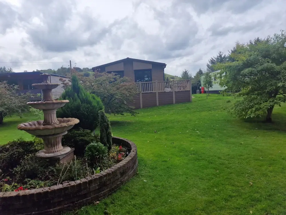 Luxury Lodge - Sleeps 4, hot tub & Parking