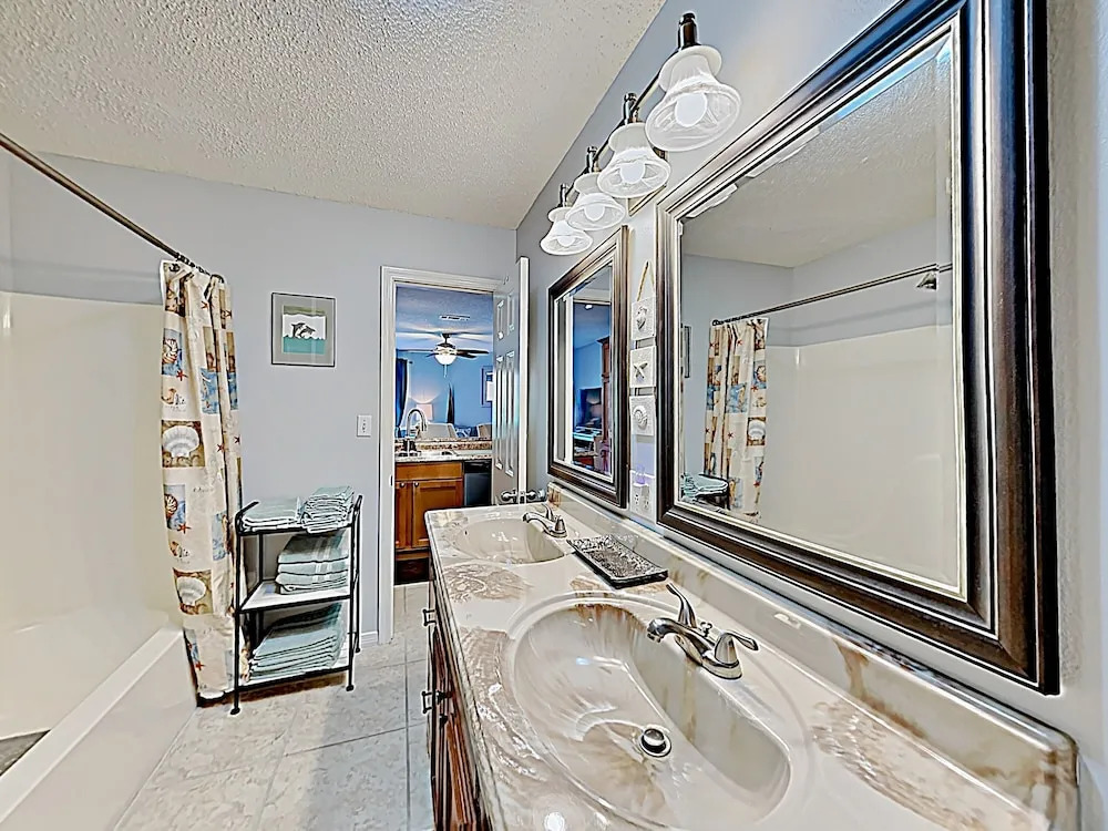 Modern Beachside Gem W/ 2 On-site Pools & Hot Tub 1 Bedroom Condo