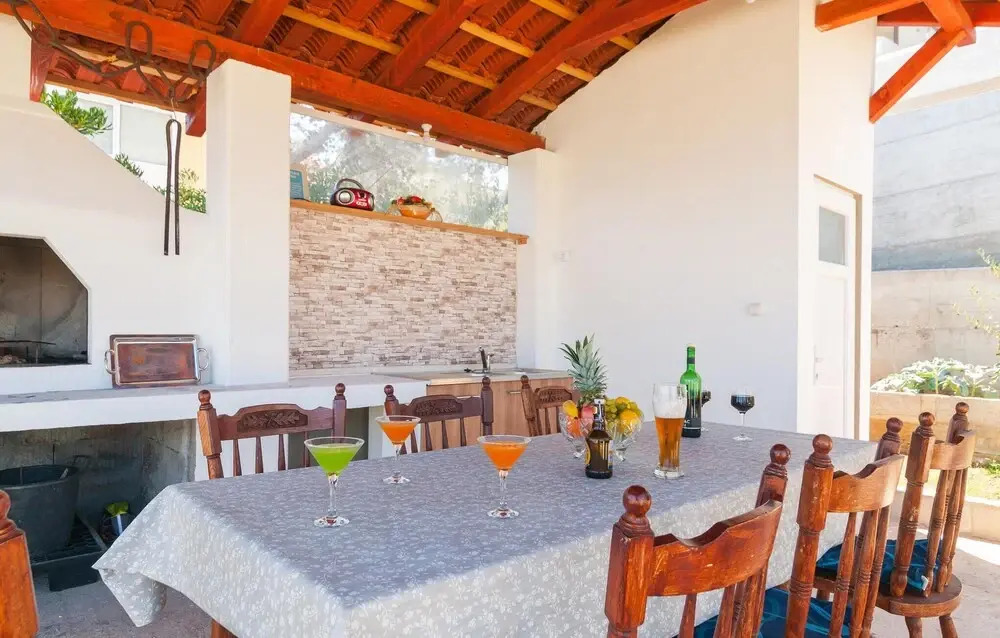 Nice Home in Slatine with Hot Tub, WiFi & 6 Bedrooms
