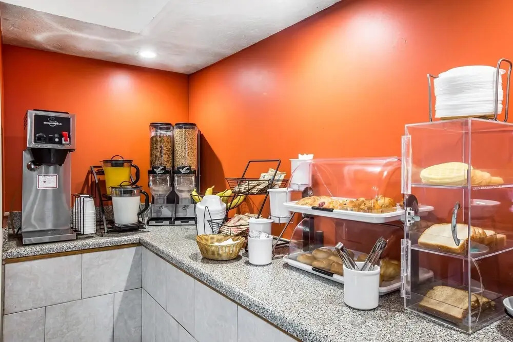 Econo Lodge Inn & Suites