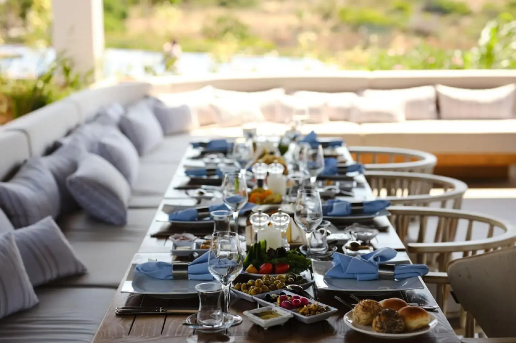LAUR HOTELS Experience & Elegance