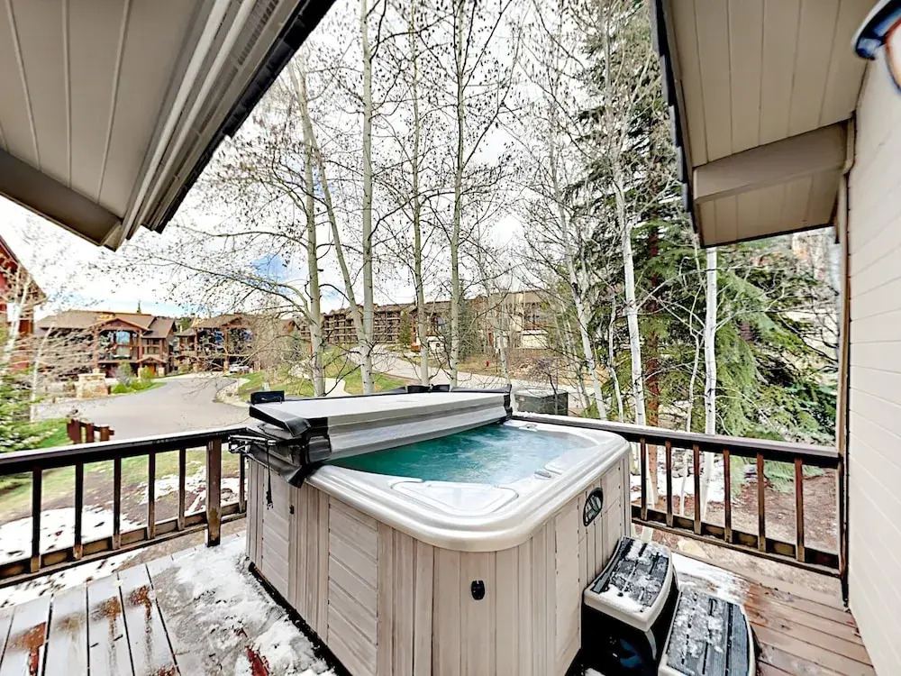 Window-lined  With Hot Tub 4 Bedroom Home