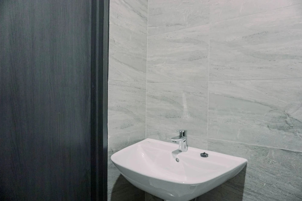 Well Furnished And Comfy Studio Collins Boulevard Apartment