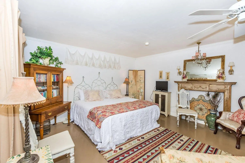 Binkys Secret Garden Studio Bedroom Cottage by Redawning