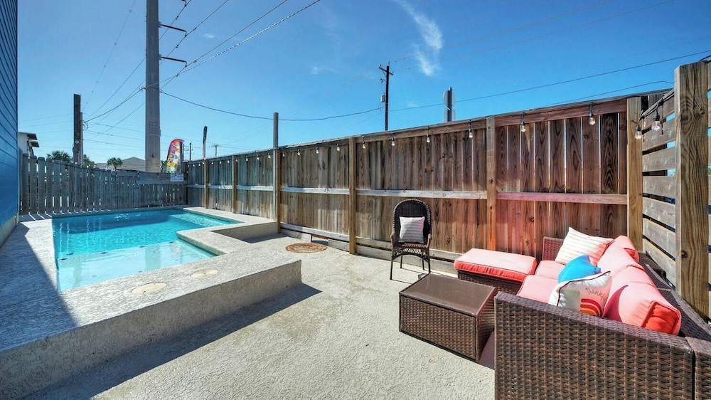 2 Homes in Gulf Village by Avantstay Sleeps 24, 2blocks to the Beach, Pool, Game Room, Patio w/ Outdoor Bar