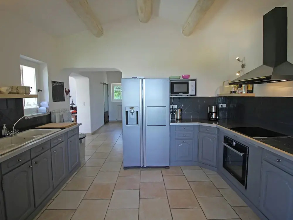 Beautiful, renovated Bastide with private pool and panoramic views, 3km from Apt