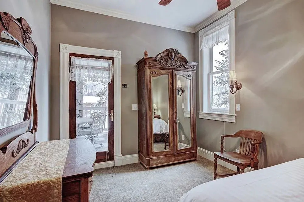 Ridge Street Lookout - Private Home by RedAwning