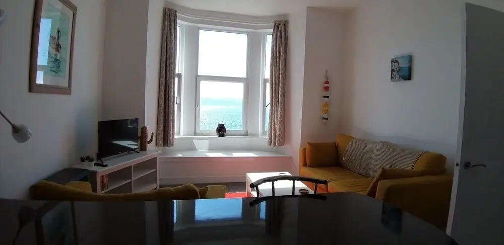 Captivating 1-bed Apartment sea Views,in Innellan