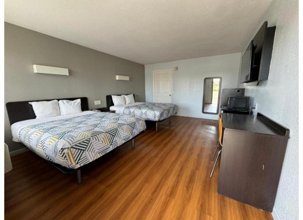 Motel 6-Delano, CA