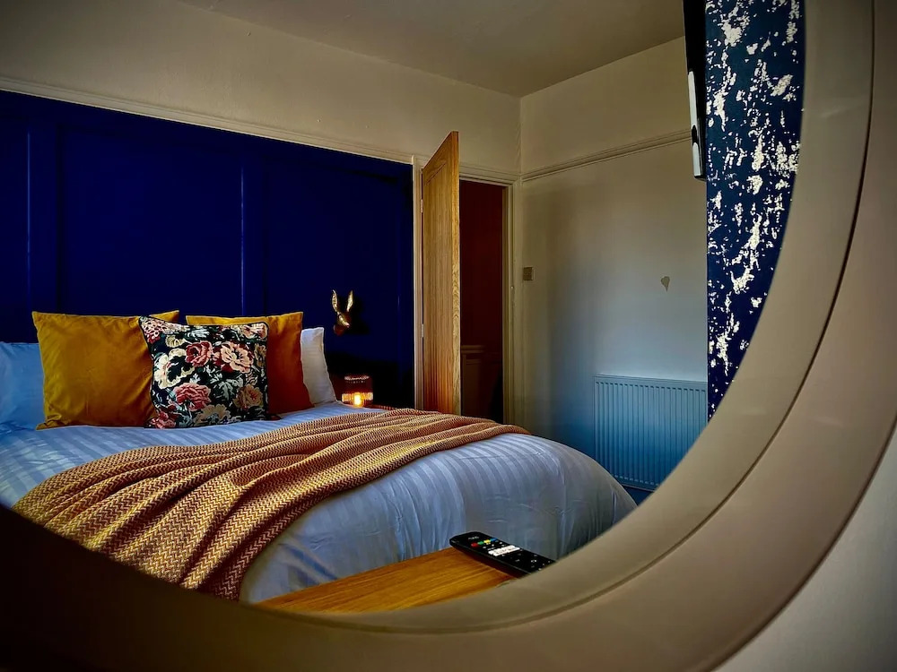 Family modern 3 bedroom Hot Tub House- Sleeps 6