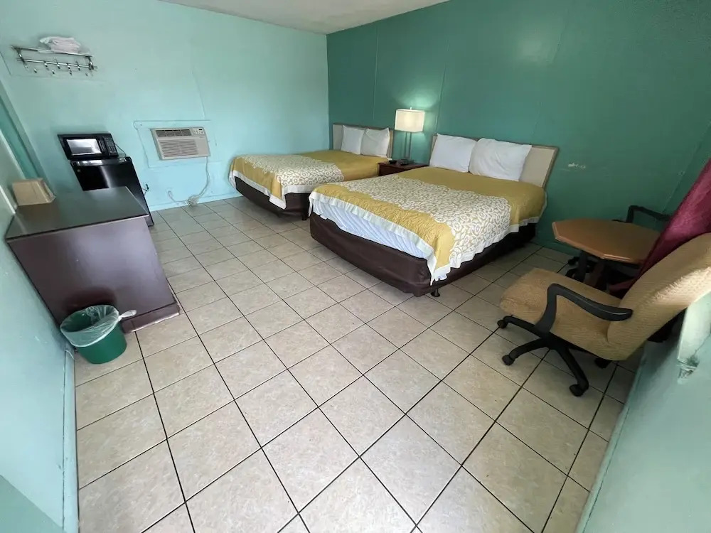 LAMPLIGHTER INN