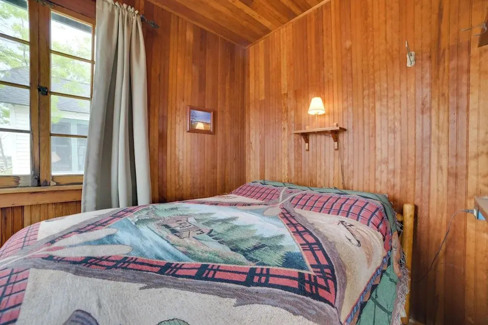 Beachside Cabin w/ Views on Les Cheneaux Islands