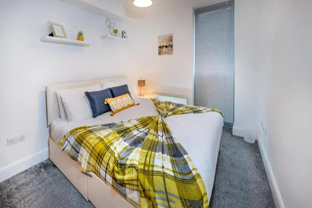Modern & spacious 2-bed flat with secure parking