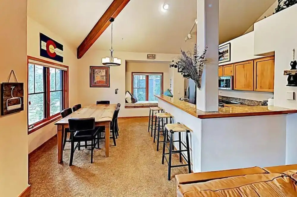 4 O Clock Ski Run Spacious 2 Bedroom Rental - Half Block from Snowflake Lift!