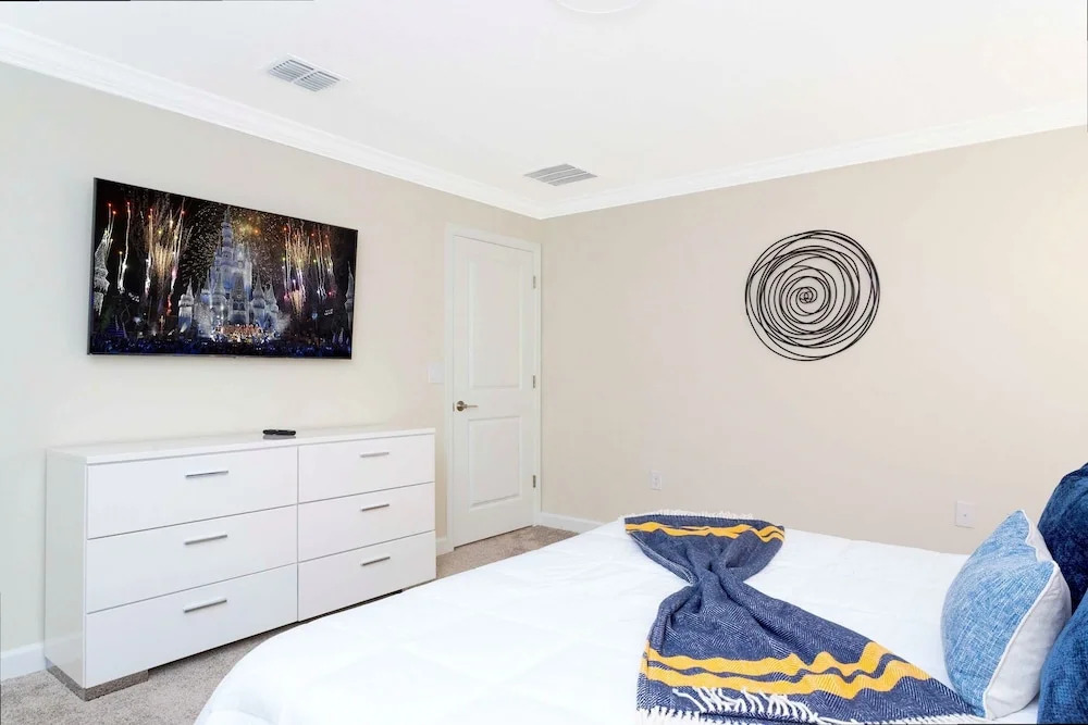 Stylish 4Bd w Lake View Pool Kids Themed Room
