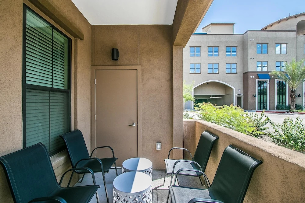 Rooftop Pool, Views, Close to Shops & Dining 1131