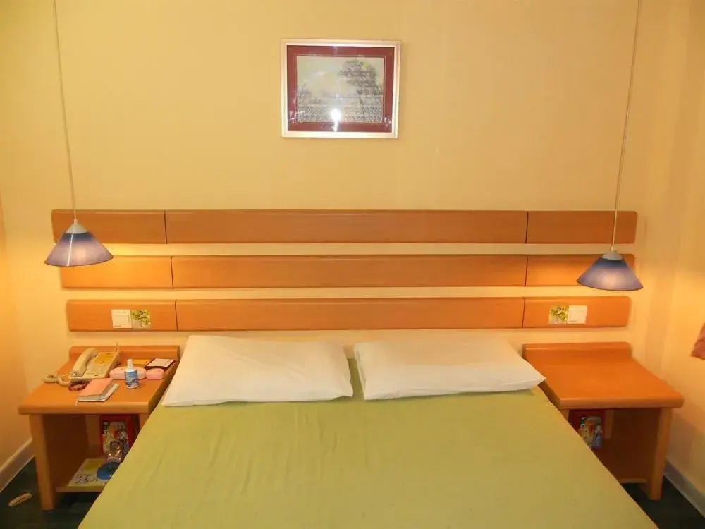 Home Inn Zhong He Middle Road
