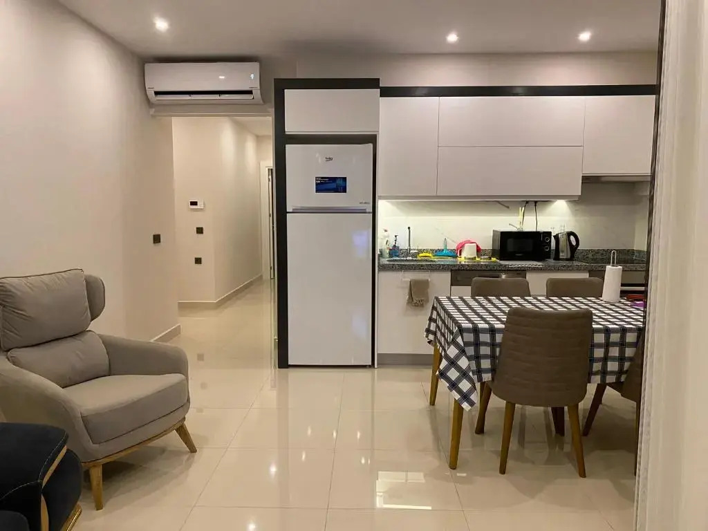 cozy 2 bedroom condo with pool and amenities