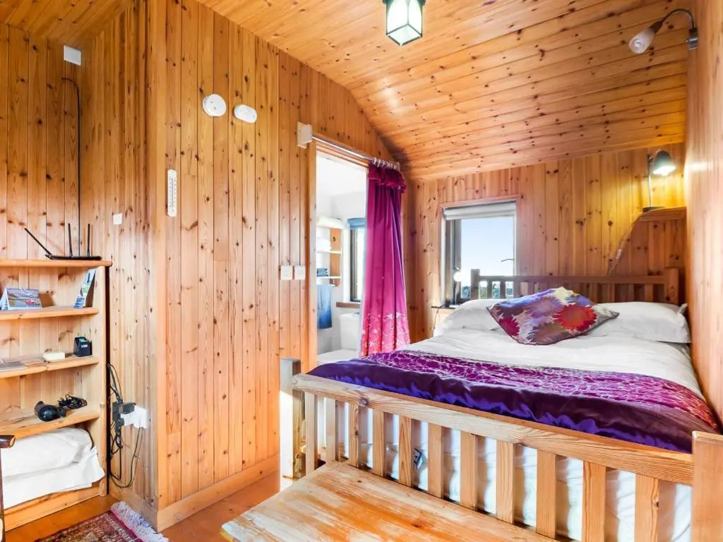 Seaside Log Cabin, Carna