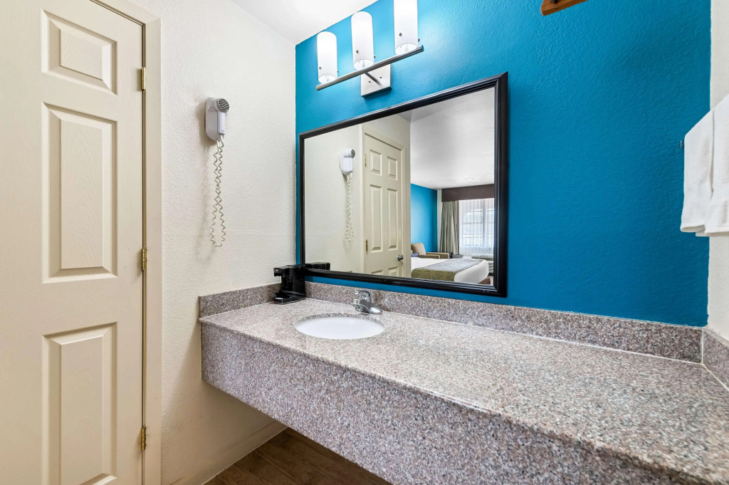 Best Western Delhi Inn