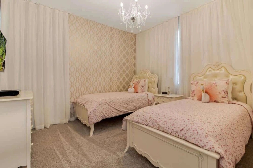 Upscale 9BR Stay With Pool and Themed Rooms