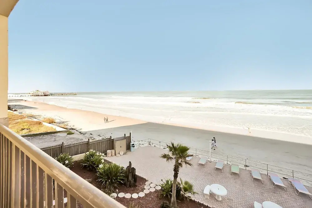 3rd Story Ocreanfront Studio W/views And A Pool 1 Bedroom Apts