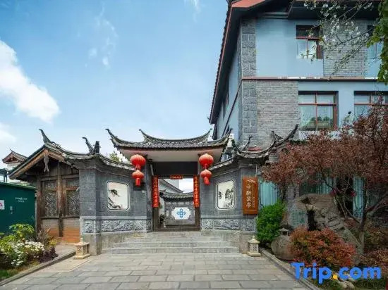 Zuixi  Mountain ViewTea and Coffee Courtyard Villa with Sunlight on the Snow Mountains