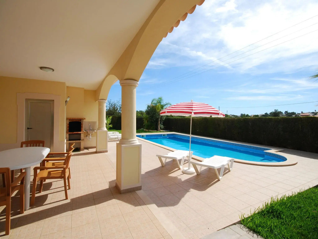 Very spacious villa with private pool in Albufeira on the Algarve coast