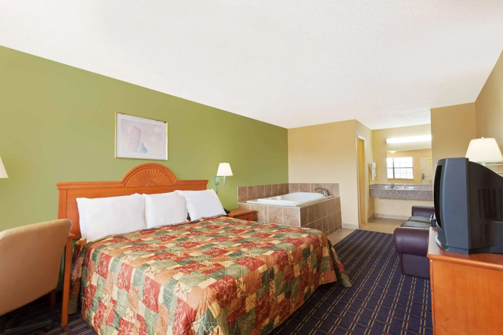 Days Inn by Wyndham Downtown-Nashville West Trinity Lane