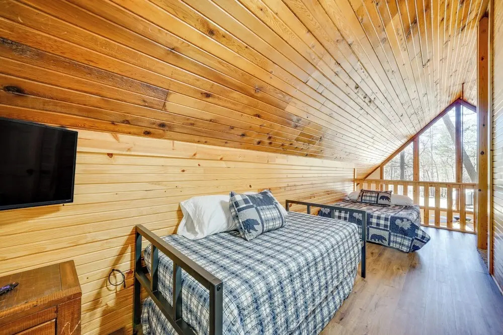 Cabin w/ Private Hot Tub: 2 Mi to Broken Bow Lake!
