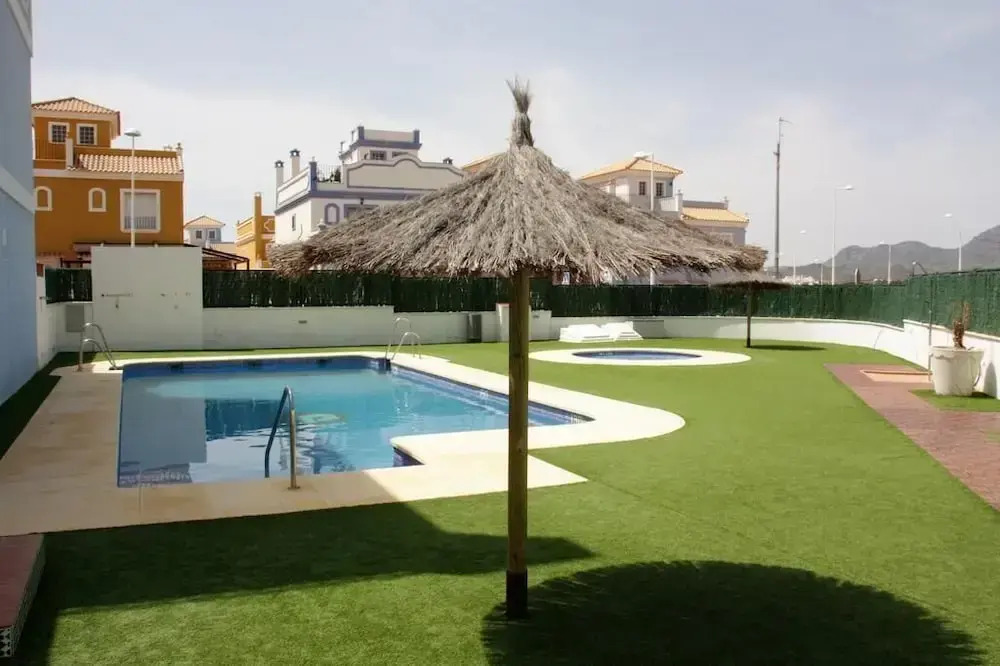 2 Bed House - Sleeps 4 - Pool - Terrace - Parking